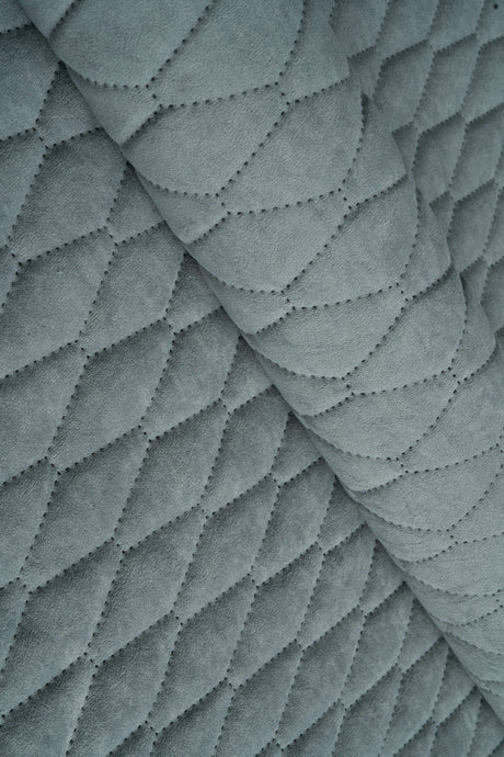 Lys tågegrå Uttario velvet 3D – quiltet velour med bladmønster, metervare til erhverv (billede 1 af 3)