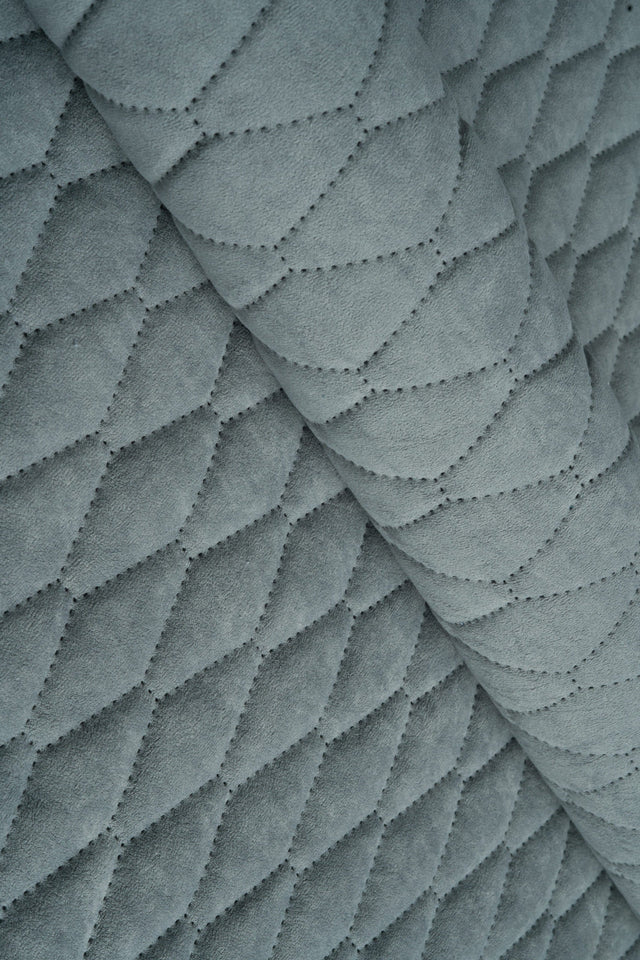 Lys tågegrå Uttario velvet 3D – quiltet velour med bladmønster, metervare til erhverv (billede 1 af 3)