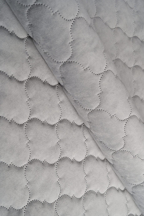 Lys tågegrå Uttario velvet 3D – quiltet velour med boblemønster, metervare til erhverv (billede 1 af 3)