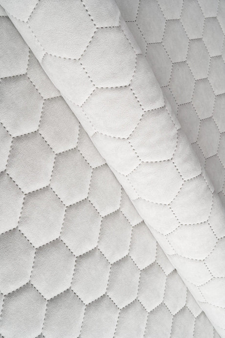 Sart isgrå Uttario velvet 3D – quiltet velour med sekskantmønster, metervare til erhverv (billede 1 af 3)
