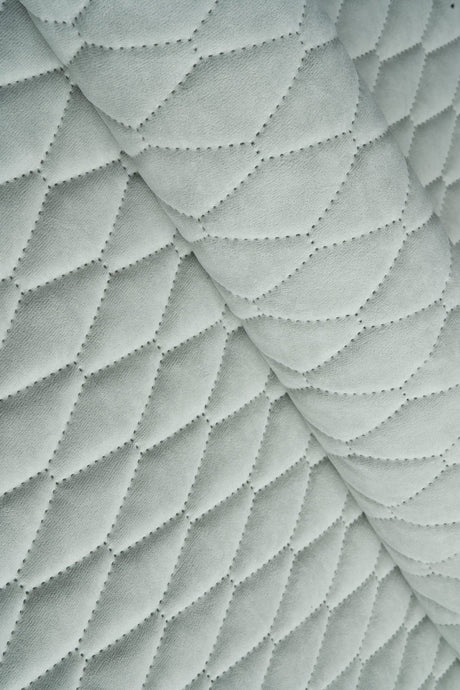 Sart isgrå Uttario velvet 3D – quiltet velour med bladmønster, metervare til erhverv (billede 1 af 3)