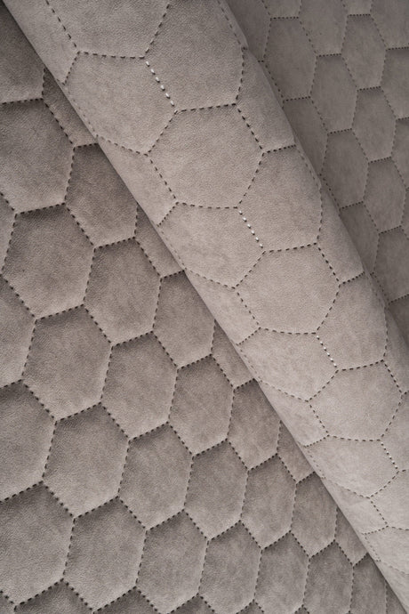 Varm drivtømmergrå Uttario velvet 3D – quiltet velour med sekskantmønster, metervare til erhverv (billede 1 af 3)
