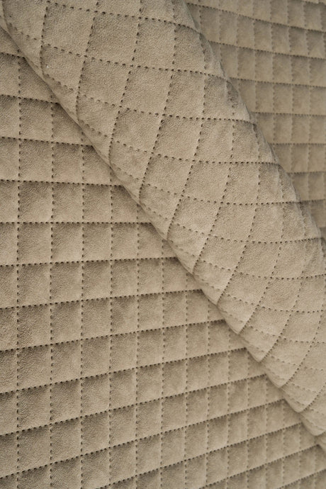 Lun klitbeige Uttario velvet 3D – quiltet velour med rudemønster, metervare til erhverv (billede 1 af 3)