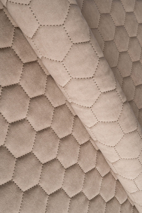 Lun klitbeige Uttario velvet 3D – quiltet velour med sekskantmønster, metervare til erhverv (billede 1 af 3)
