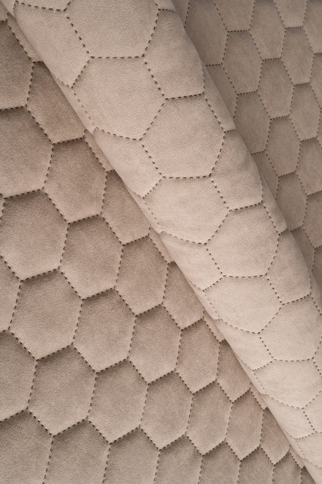 Lun klitbeige Uttario velvet 3D – quiltet velour med sekskantmønster, metervare til erhverv (billede 1 af 3)