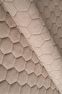 Lun klitbeige Uttario velvet 3D – quiltet velour med sekskantmønster, metervare til erhverv (billede 1 af 3)