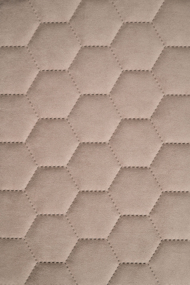 Lun klitbeige Uttario velvet 3D – quiltet velour med sekskantmønster, metervare til erhverv (billede 2 af 3)