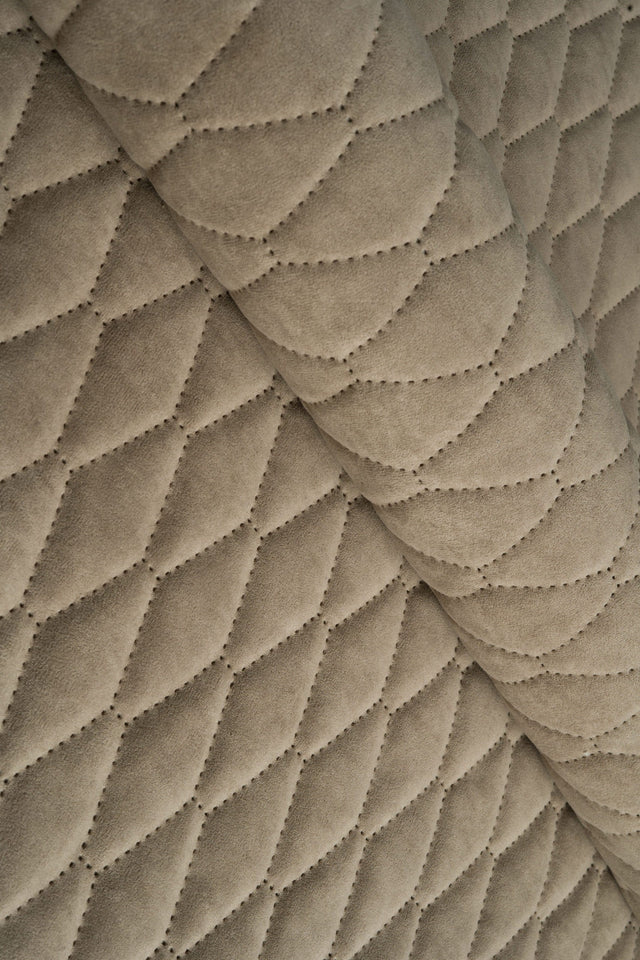 Lun klitbeige Uttario velvet 3D – quiltet velour med bladmønster, metervare til erhverv (billede 1 af 3)