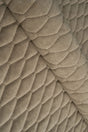 Lun klitbeige Uttario velvet 3D – quiltet velour med bladmønster, metervare til erhverv (billede 1 af 3)