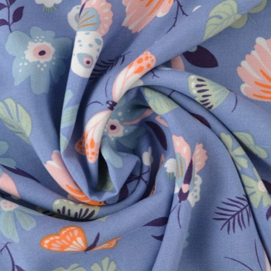 Blåt viskose stof med blomster og sommerfugle print – let fald & elegant mat glans, metervare til erhverv (billede 1 af 5)