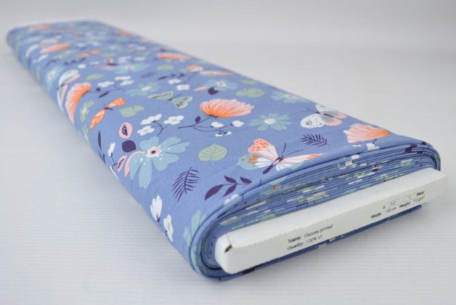 Blåt viskose stof med blomster og sommerfugle print – let fald & elegant mat glans, metervare til erhverv (billede 3 af 5)