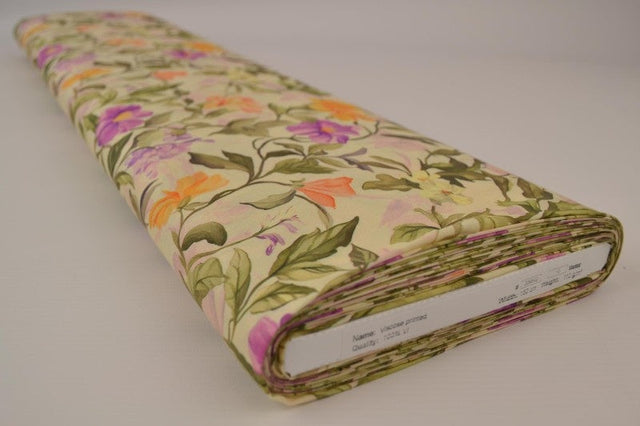 Viskose stof med botanisk blomsterprint – champagne & flerfarvet, metervare til erhverv (billede 2 af 9)