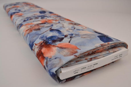Viskose stof med akvarel blomsterprint – blå & orange, metervare til erhverv (billede 2 af 9)
