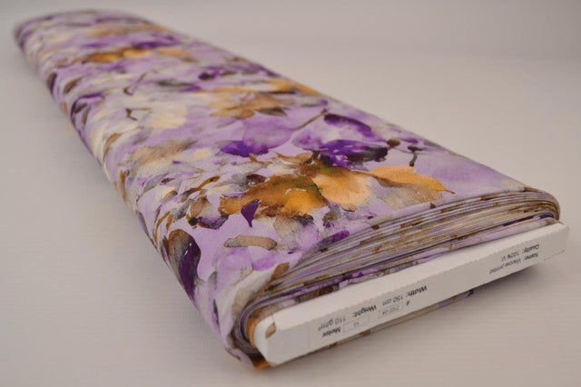 Viskose stof med akvarel blomsterprint – lilla & guld, metervare til erhverv (billede 2 af 9)