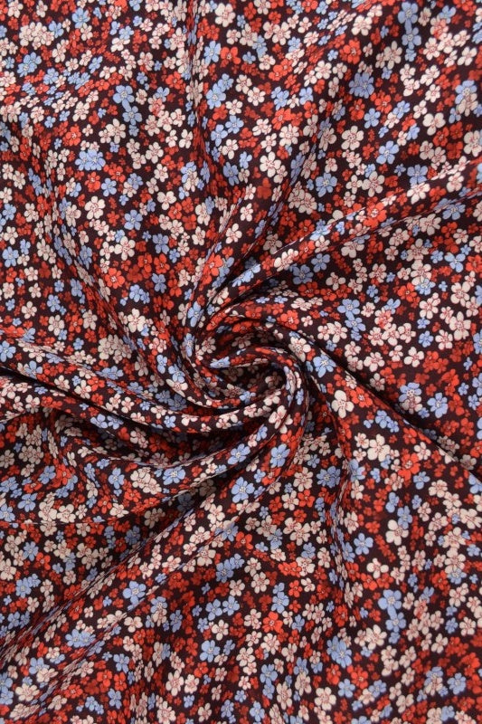 Viskose stof med småt blomsterprint – bordeaux & lyseblå, metervare til erhverv (billede 1 af 9)