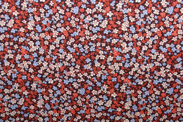 Viskose stof med småt blomsterprint – bordeaux & lyseblå, metervare til erhverv (billede 3 af 9)