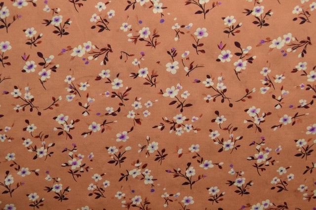 Viskose stof med småt blomsterprint – rust & lilla, metervare til erhverv (billede 3 af 9)