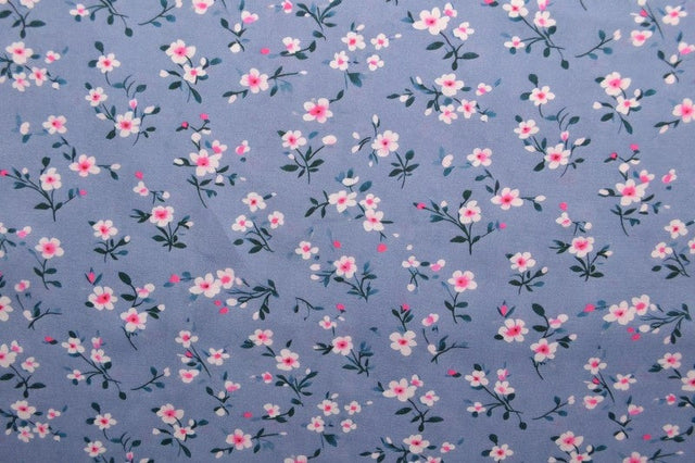 Viskose stof med småt blomsterprint – lyseblå & pink, metervare til erhverv (billede 3 af 9)