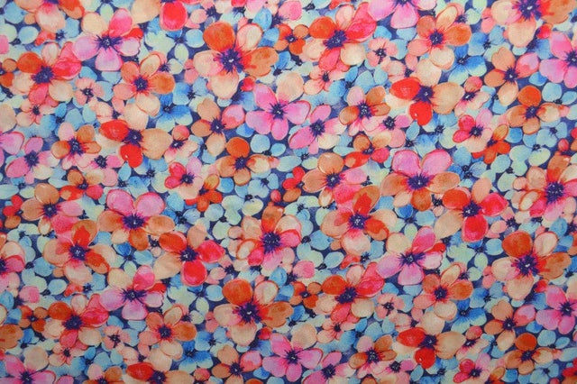 Viskose stof med akvarel blomsterprint – rød, pink & blå, metervare til erhverv (billede 3 af 9)