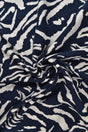 Viskose stof med abstrakt zebraprint – marineblå & hvid, metervare til erhverv (billede 1 af 9)