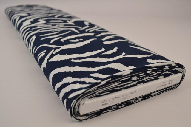 Viskose stof med abstrakt zebraprint – marineblå & hvid, metervare til erhverv (billede 2 af 9)