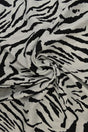 Viskose stof med abstrakt zebraprint – sort & grå, metervare til erhverv (billede 1 af 9)