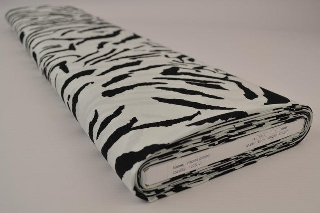 Viskose stof med abstrakt zebraprint – sort & grå, metervare til erhverv (billede 2 af 9)