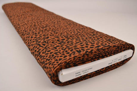 Viskose stof med mini leopardprint – kobber & sort, metervare til erhverv (billede 2 af 9)