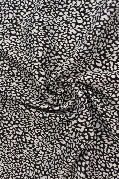 Viskose stof med mini leopardprint – sort & hvid, metervare til erhverv (billede 1 af 9)