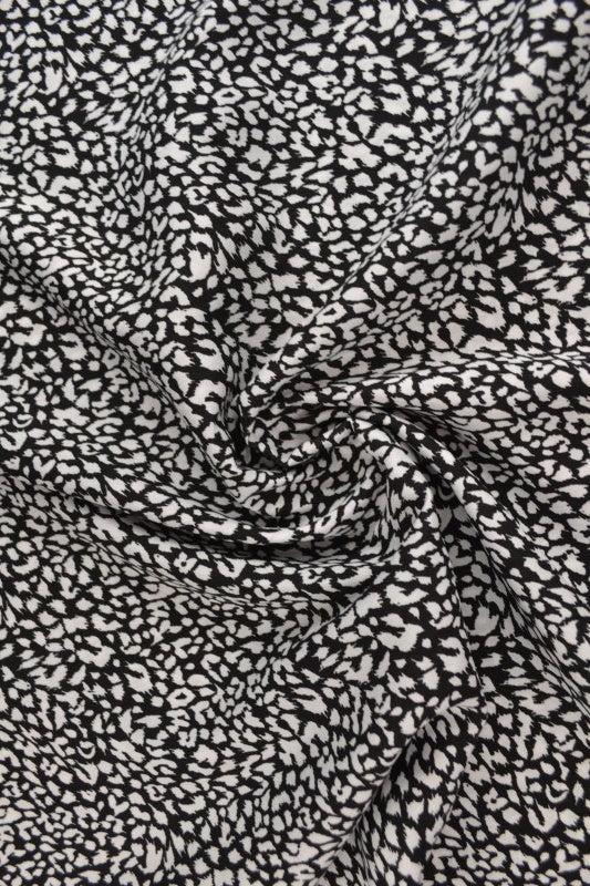 Viskose stof med mini leopardprint – sort & hvid, metervare til erhverv (billede 1 af 9)