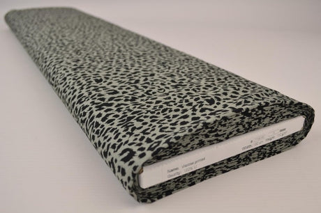 Viskose stof med mini leopardprint – grå & sort, metervare til erhverv (billede 2 af 9)