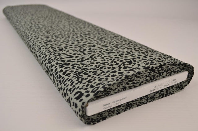 Viskose stof med mini leopardprint – grå & sort, metervare til erhverv (billede 2 af 9)