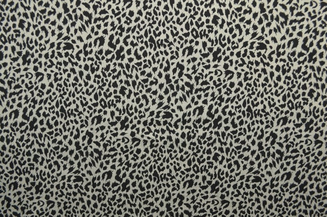 Viskose stof med mini leopardprint – grå & sort, metervare til erhverv (billede 3 af 9)