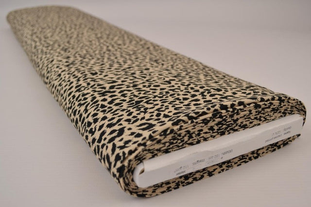 Viskose stof med mini leopardprint – beige & sort, metervare til erhverv (billede 2 af 9)