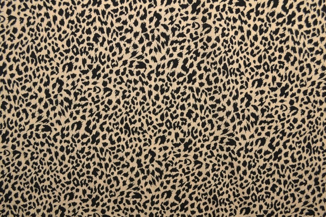 Viskose stof med mini leopardprint – beige & sort, metervare til erhverv (billede 3 af 9)