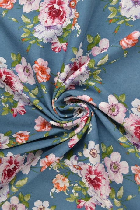 Viskose stof med romantisk blomsterprint – blågrå & flerfarvet, metervare til erhverv (billede 1 af 9)