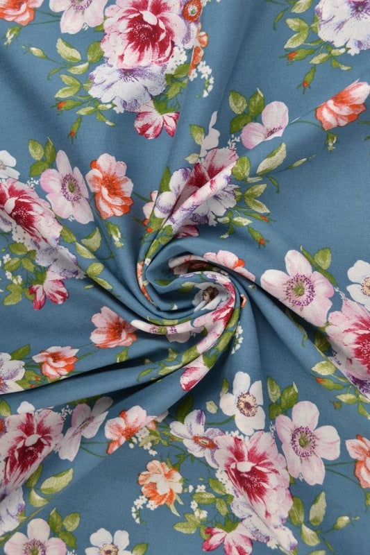 Viskose stof med romantisk blomsterprint – blågrå & flerfarvet, metervare til erhverv (billede 1 af 9)