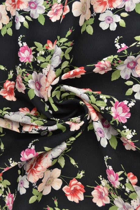 Viskose stof med romantisk blomsterprint – sort & flerfarvet, metervare til erhverv (billede 1 af 9)