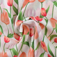 Hvidt viskose stof med tulipan print – let fald & elegant mat glans, metervare til erhverv (billede 1 af 5)