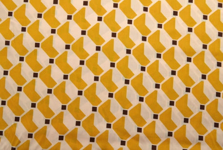 Råhvidt viskose stof med gult geometrisk print – let fald & elegant mat glans, metervare til erhverv (billede 2 af 5)