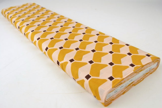 Råhvidt viskose stof med gult geometrisk print – let fald & elegant mat glans, metervare til erhverv (billede 3 af 5)