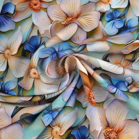 Lyseblåt viskose stof med hvide og blå blomster – let fald & elegant mat glans, metervare til erhverv (billede 1 af 5)